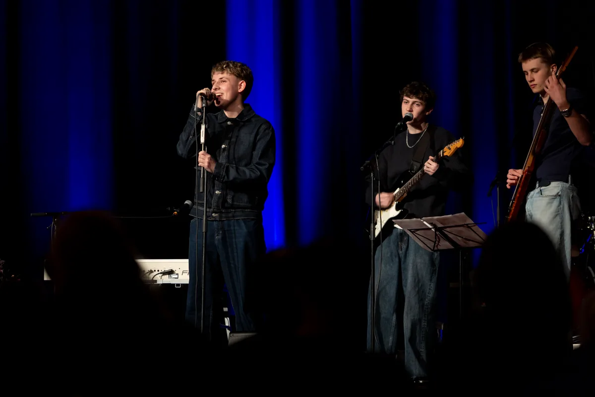 Die Schülerband Leafal steht auf der Bühne und spielt.